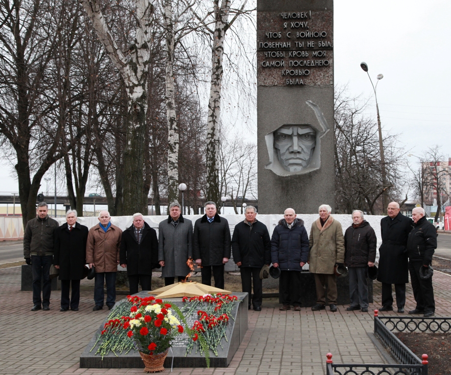 Руководители предприятия и ветераны у Монумента погибшим сельмашевцам