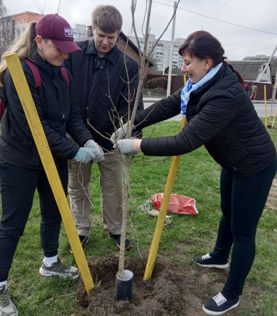 2021_04_20_субботник - микрорайон.jpg