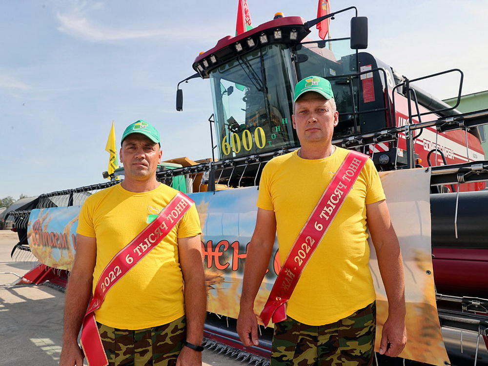 Вася Зур справа.jpg