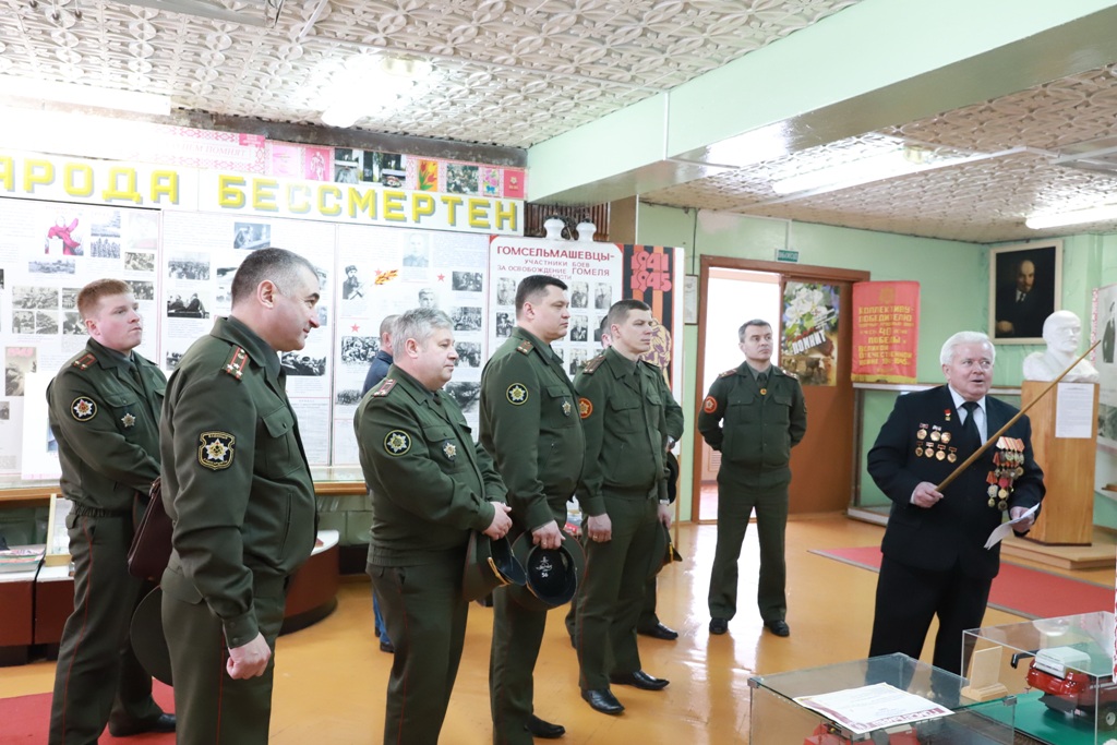 2021_04_20_военкомы в музее.jpg