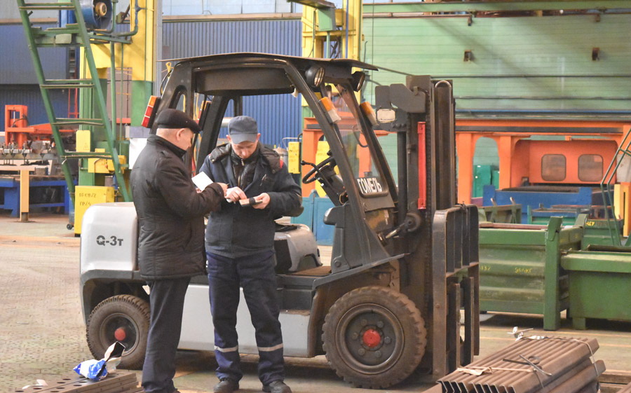 2020_03_16_Ключинский с работником.jpg