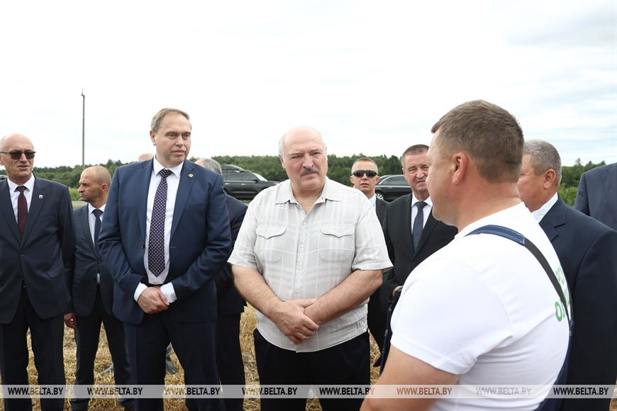 Лукашенко и комбанёры во время посещения сельхозпредприятия Олекшицы.jpg